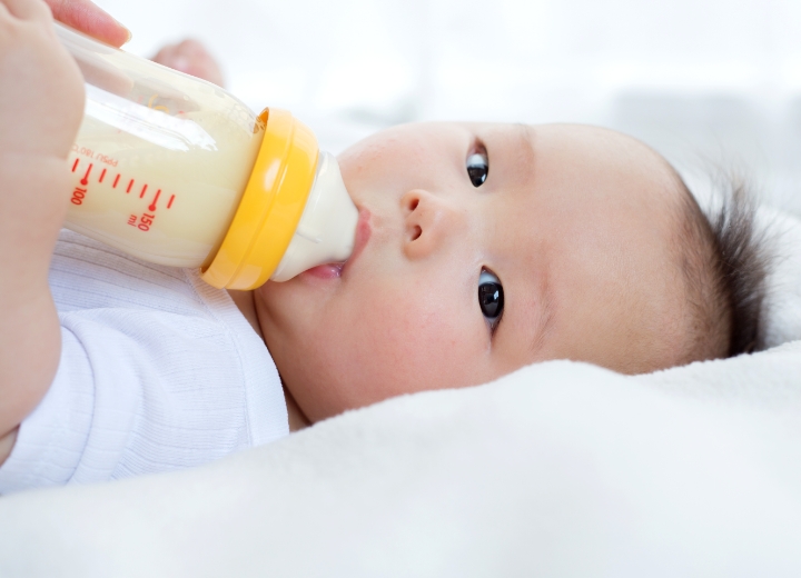 ミルクを飲む赤ちゃん